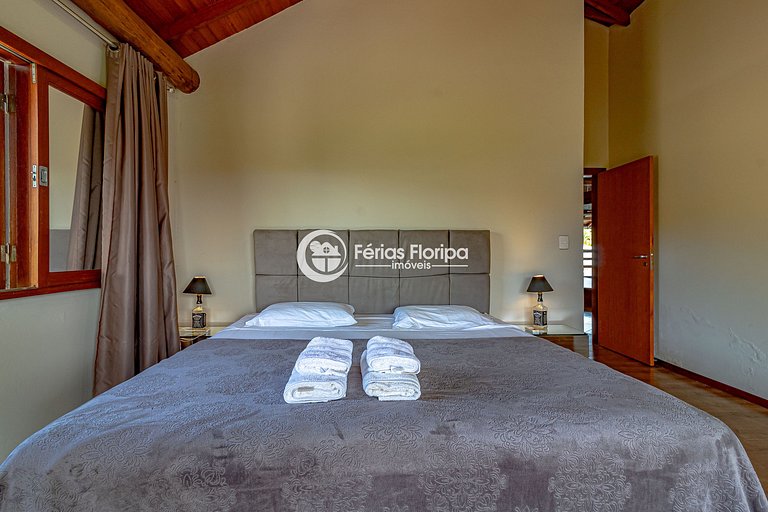 Condomínio com piscina aquecida e clima tropical