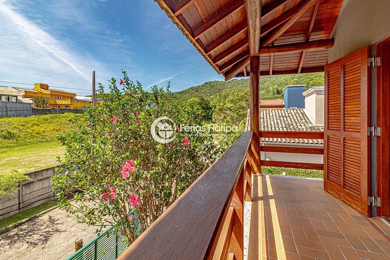 Condomínio com piscina aquecida e clima tropical
