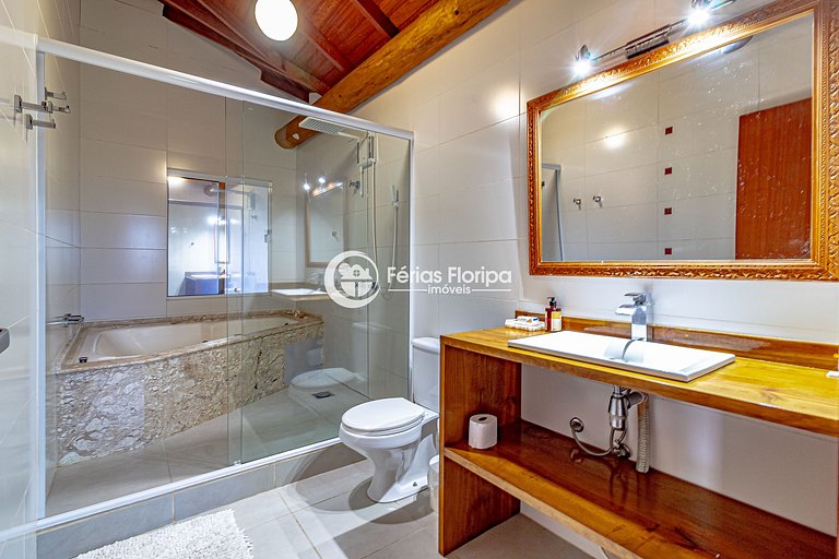 Condomínio com piscina aquecida e clima tropical