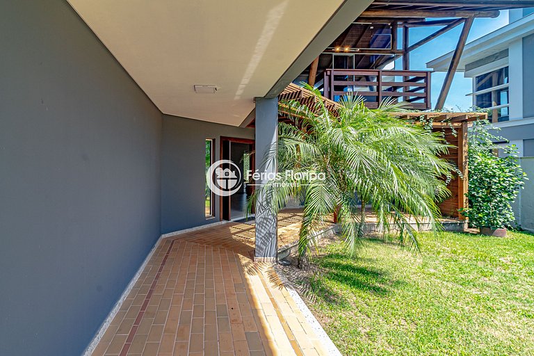 Condomínio com piscina aquecida e clima tropical