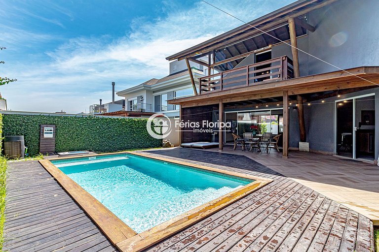 Condomínio com piscina aquecida e clima tropical