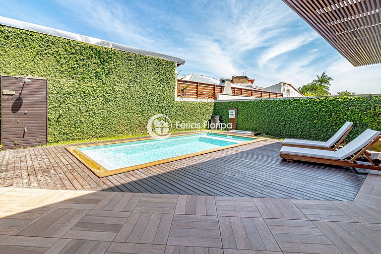 Condomínio com piscina aquecida e clima tropical