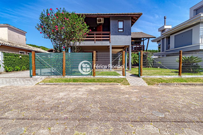 Condomínio com piscina aquecida e clima tropical