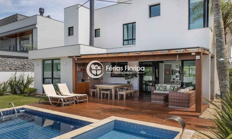 Morro das Pedras - casa com piscina em condomínio frente mar