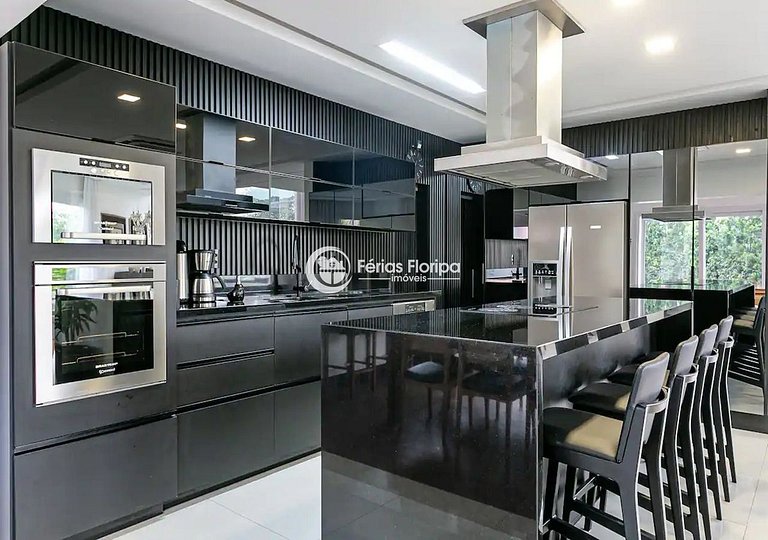 Conforto e Luxo nesta Belíssima Casa em Condomínio Fechado
