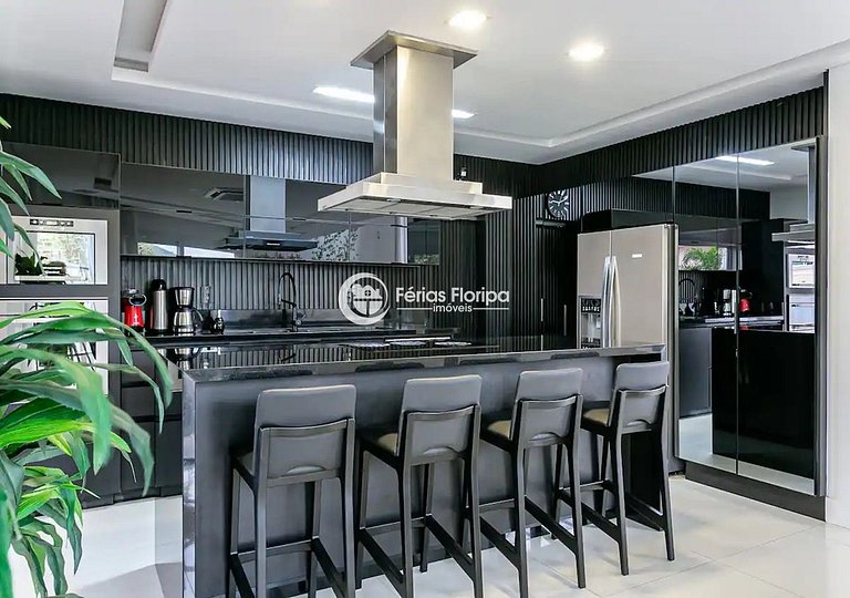 Conforto e Luxo nesta Belíssima Casa em Condomínio Fechado