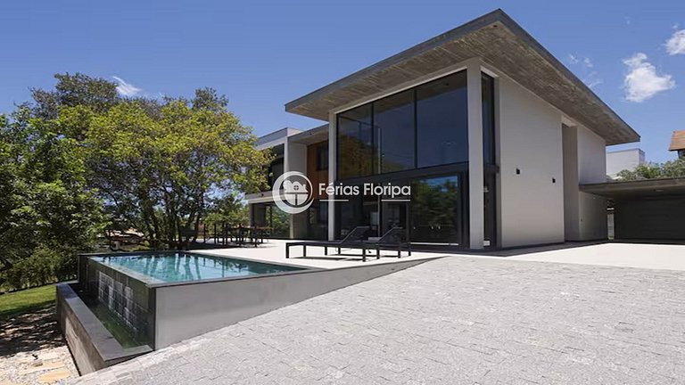Casa de Alto Padrão com Piscina na Lagoa da Conceição
