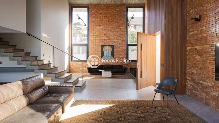 Casa de Alto Padrão com Piscina na Lagoa da Conceição