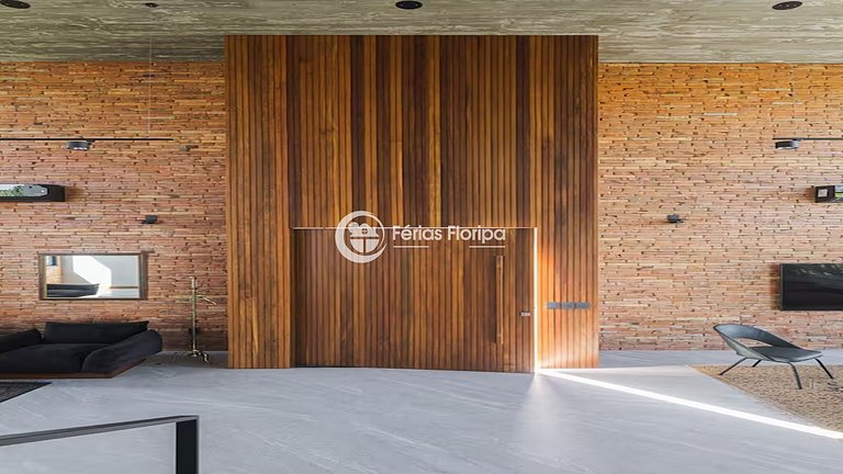 Casa de Alto Padrão com Piscina na Lagoa da Conceição