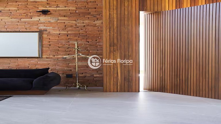 Casa de Alto Padrão com Piscina na Lagoa da Conceição