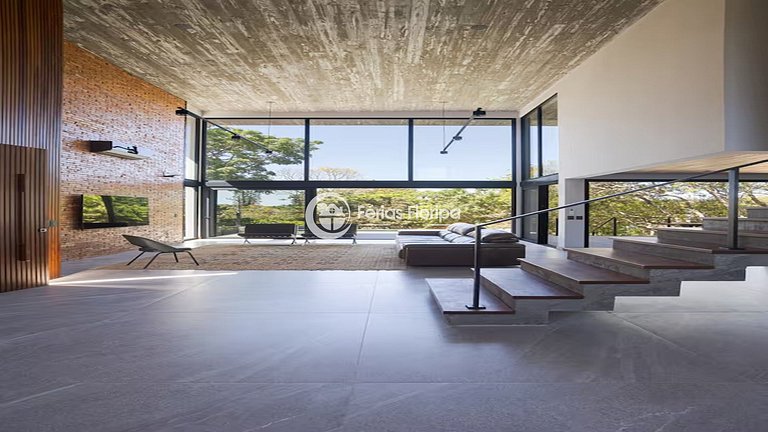 Casa de Alto Padrão com Piscina na Lagoa da Conceição