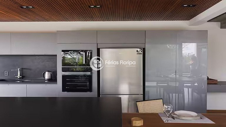 Casa de Alto Padrão com Piscina na Lagoa da Conceição