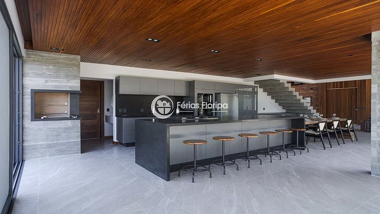 Casa de Alto Padrão com Piscina na Lagoa da Conceição