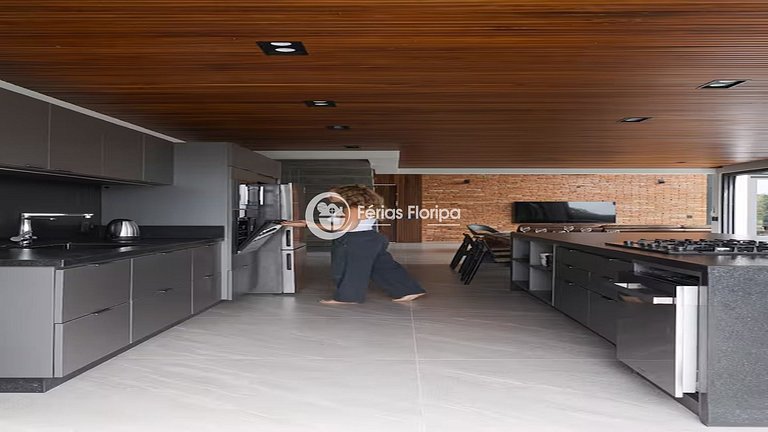 Casa de Alto Padrão com Piscina na Lagoa da Conceição