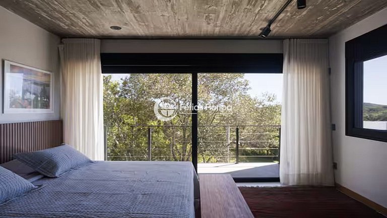 Casa de Alto Padrão com Piscina na Lagoa da Conceição