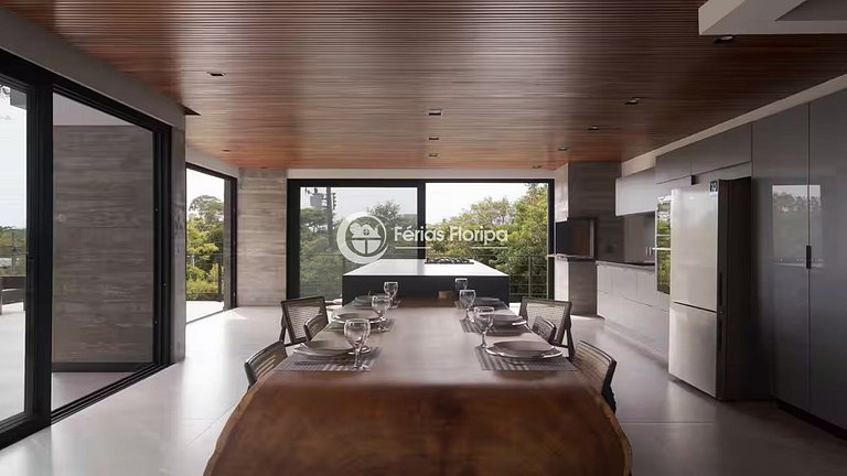 Casa de Alto Padrão com Piscina na Lagoa da Conceição