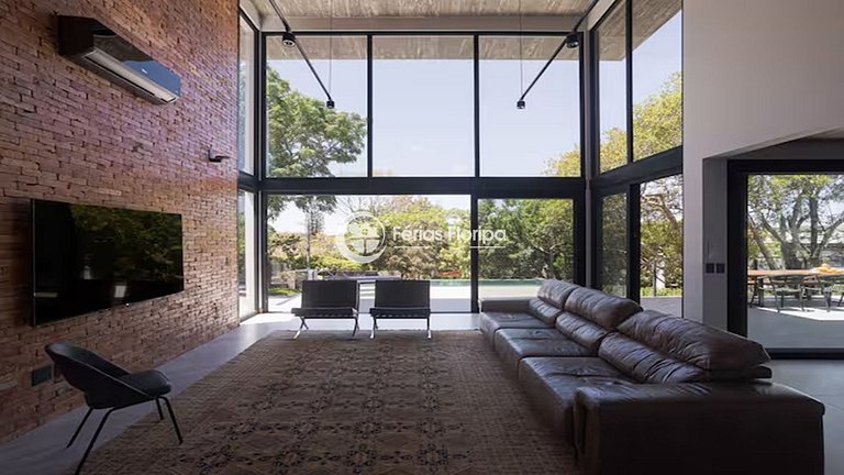 Casa de Alto Padrão com Piscina na Lagoa da Conceição