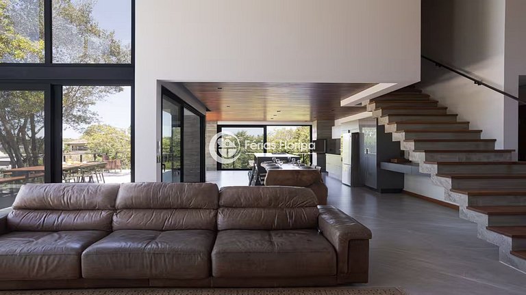 Casa de Alto Padrão com Piscina na Lagoa da Conceição