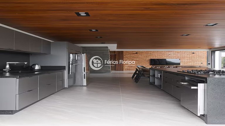 Casa de Alto Padrão com Piscina na Lagoa da Conceição