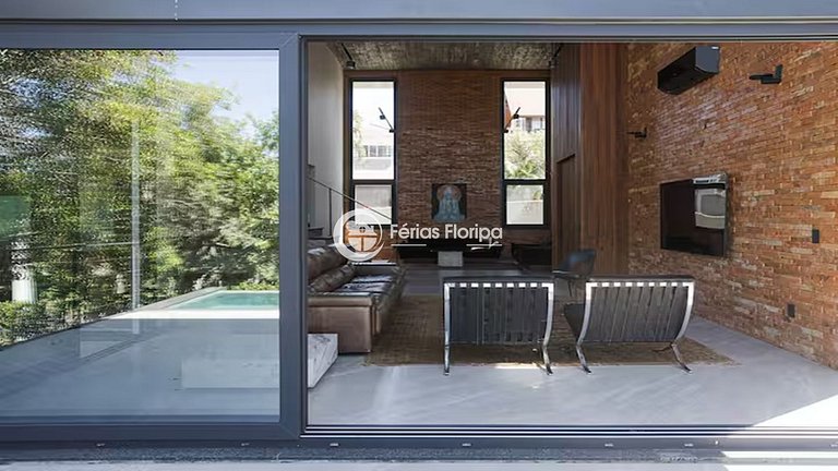 Casa de Alto Padrão com Piscina na Lagoa da Conceição