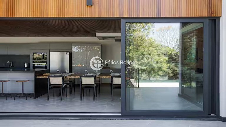 Casa de Alto Padrão com Piscina na Lagoa da Conceição