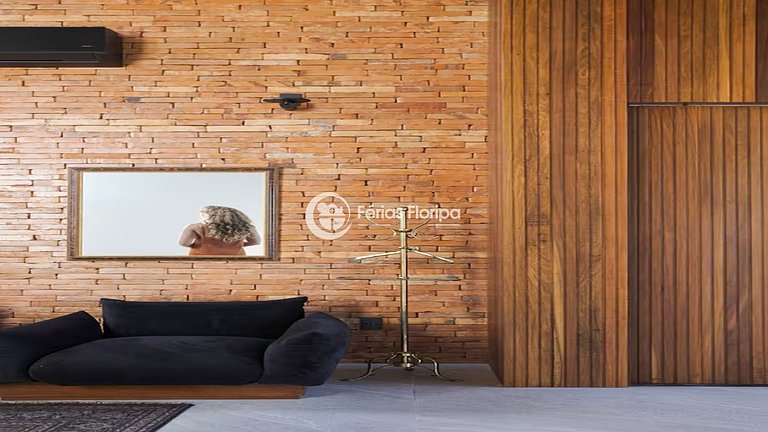 Casa de Alto Padrão com Piscina na Lagoa da Conceição