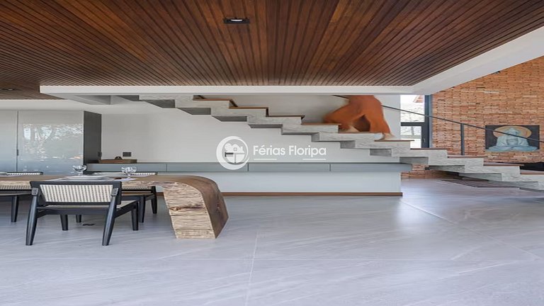 Casa de Alto Padrão com Piscina na Lagoa da Conceição