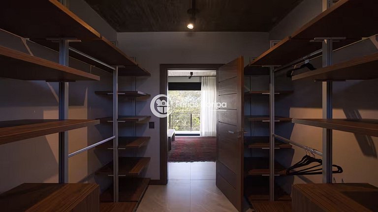 Casa de Alto Padrão com Piscina na Lagoa da Conceição