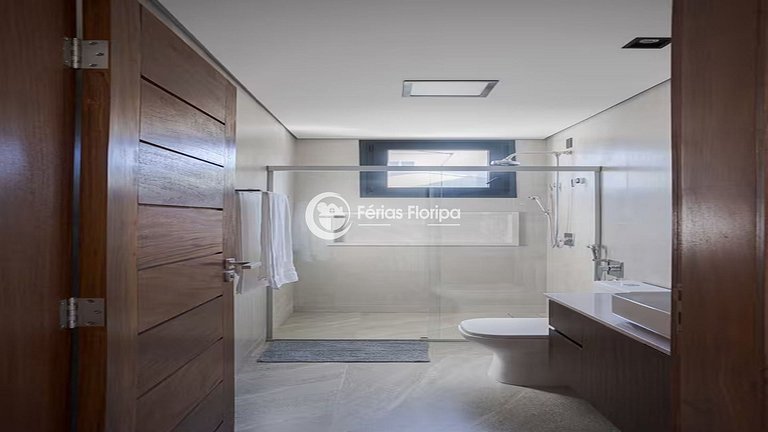 Casa de Alto Padrão com Piscina na Lagoa da Conceição