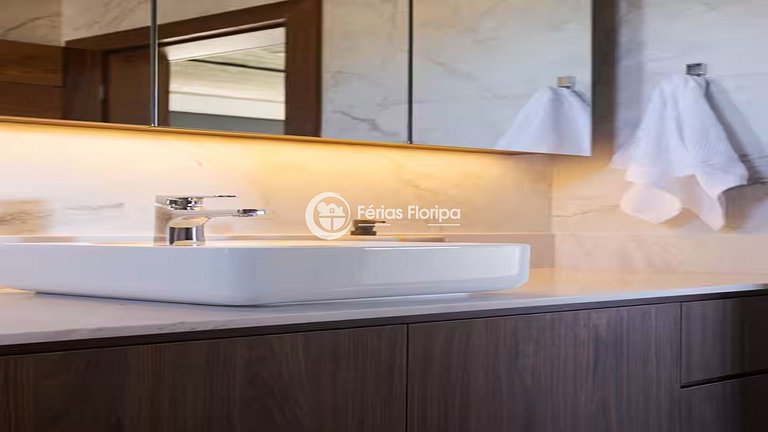 Casa de Alto Padrão com Piscina na Lagoa da Conceição