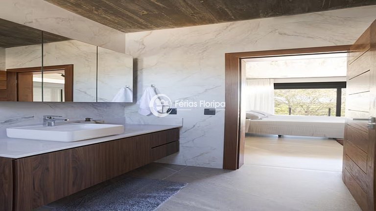 Casa de Alto Padrão com Piscina na Lagoa da Conceição