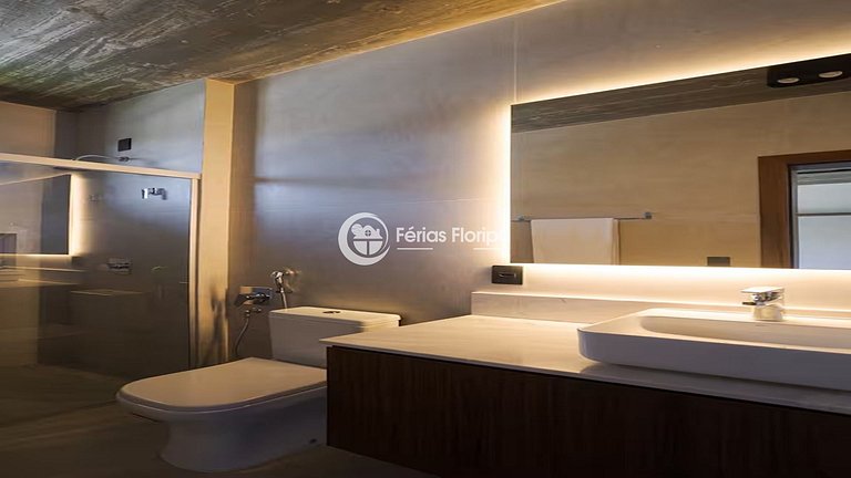 Casa de Alto Padrão com Piscina na Lagoa da Conceição