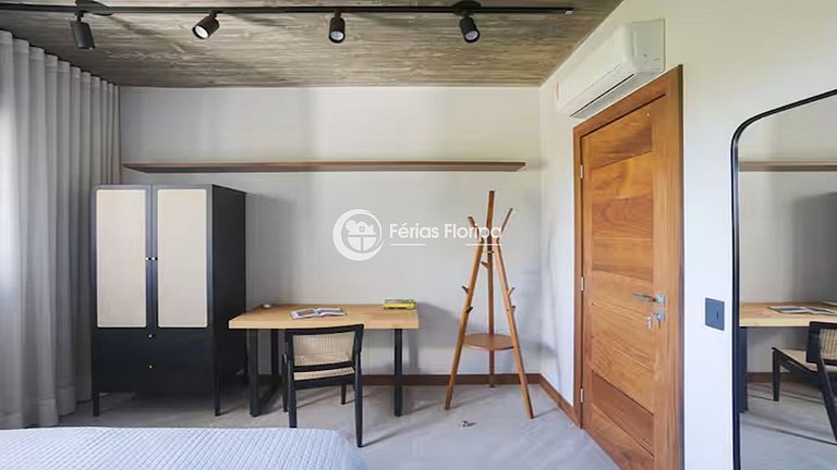 Casa de Alto Padrão com Piscina na Lagoa da Conceição