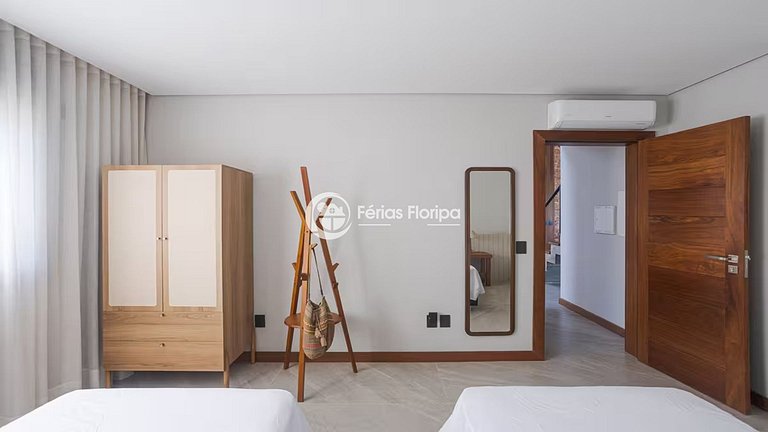 Casa de Alto Padrão com Piscina na Lagoa da Conceição