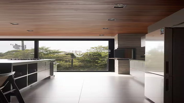 Casa de Alto Padrão com Piscina na Lagoa da Conceição