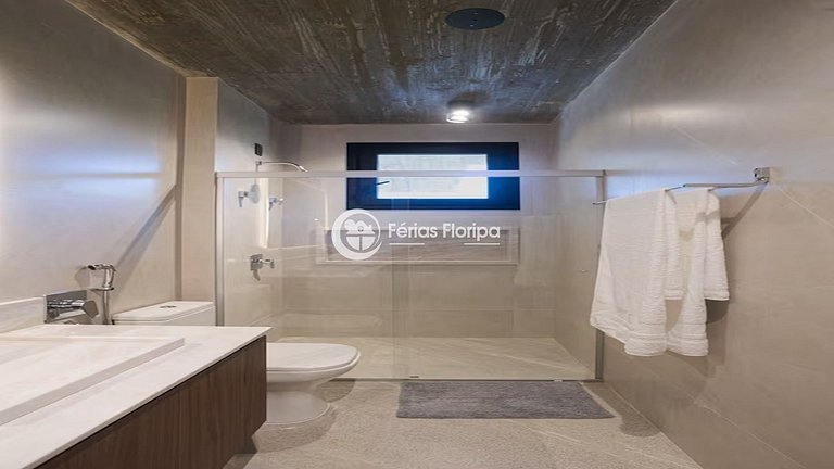 Casa de Alto Padrão com Piscina na Lagoa da Conceição