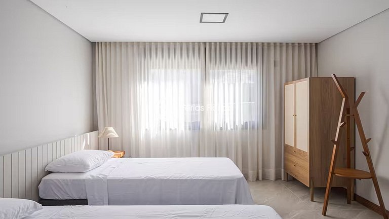 Casa de Alto Padrão com Piscina na Lagoa da Conceição