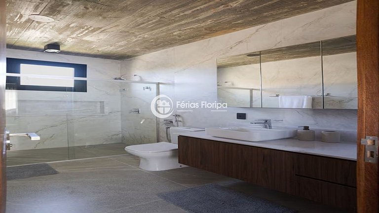 Casa de Alto Padrão com Piscina na Lagoa da Conceição