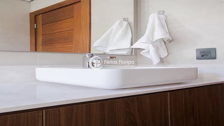 Casa de Alto Padrão com Piscina na Lagoa da Conceição