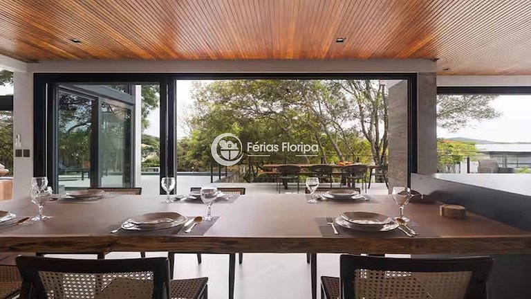 Casa de Alto Padrão com Piscina na Lagoa da Conceição