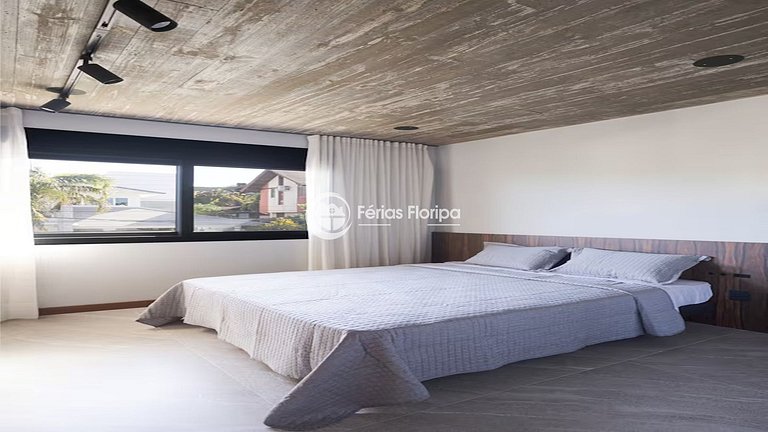 Casa de Alto Padrão com Piscina na Lagoa da Conceição