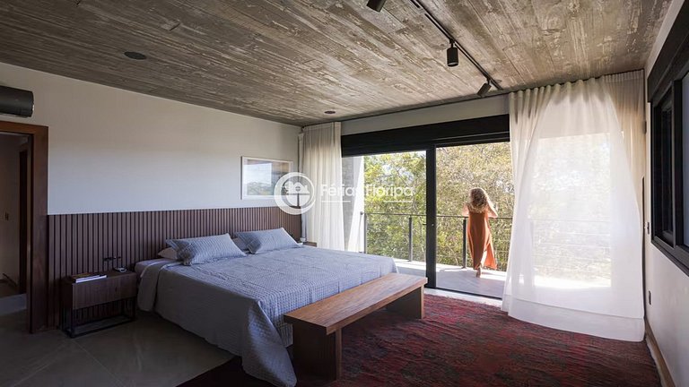 Casa de Alto Padrão com Piscina na Lagoa da Conceição