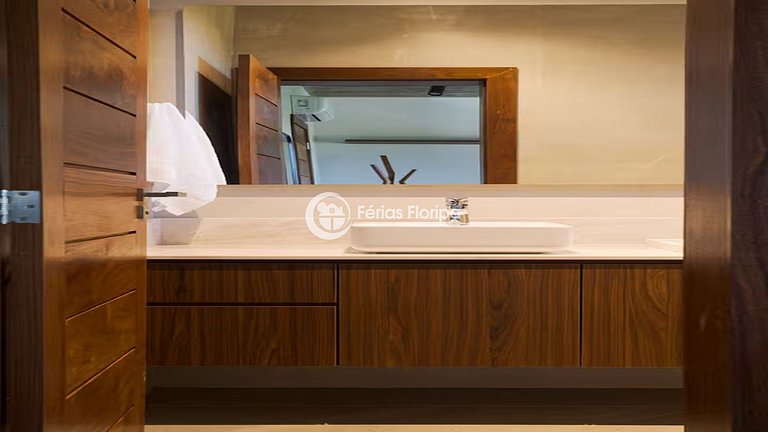 Casa de Alto Padrão com Piscina na Lagoa da Conceição