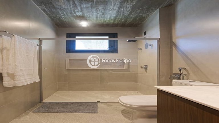 Casa de Alto Padrão com Piscina na Lagoa da Conceição