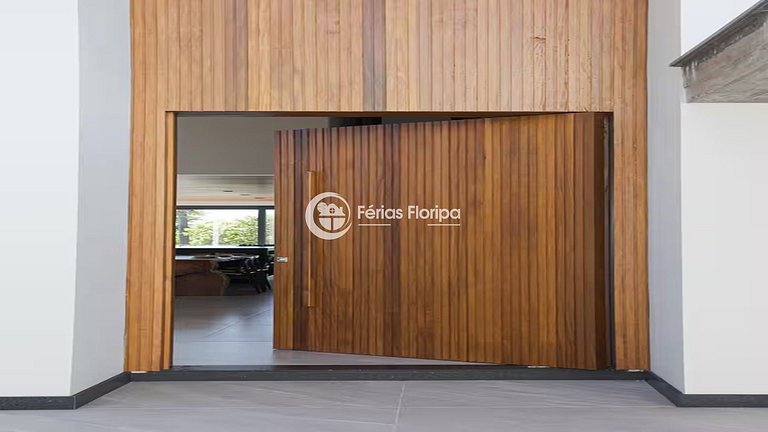 Casa de Alto Padrão com Piscina na Lagoa da Conceição