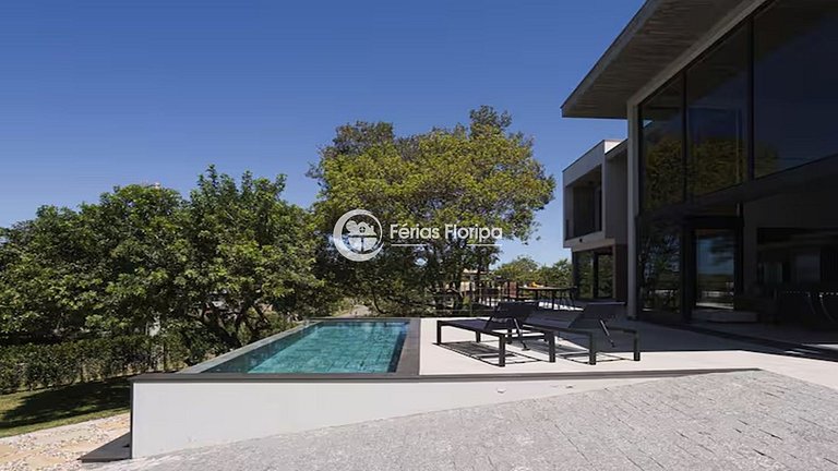 Casa de Alto Padrão com Piscina na Lagoa da Conceição