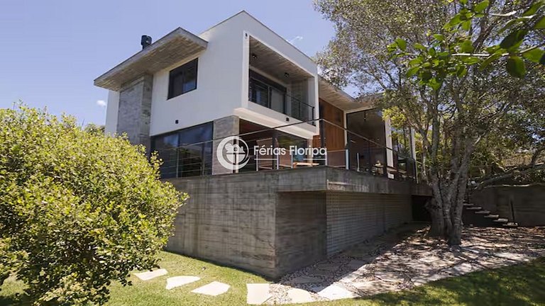 Casa de Alto Padrão com Piscina na Lagoa da Conceição