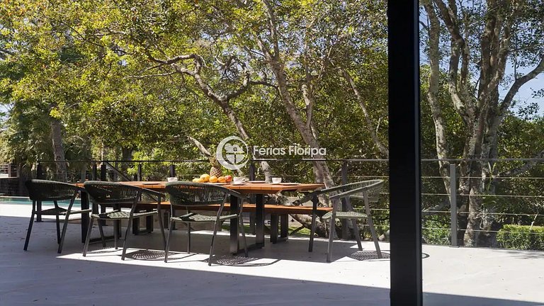 Casa de Alto Padrão com Piscina na Lagoa da Conceição