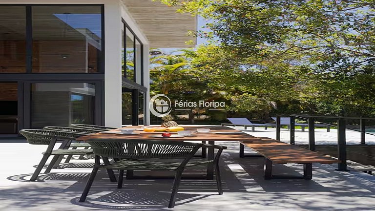 Casa de Alto Padrão com Piscina na Lagoa da Conceição