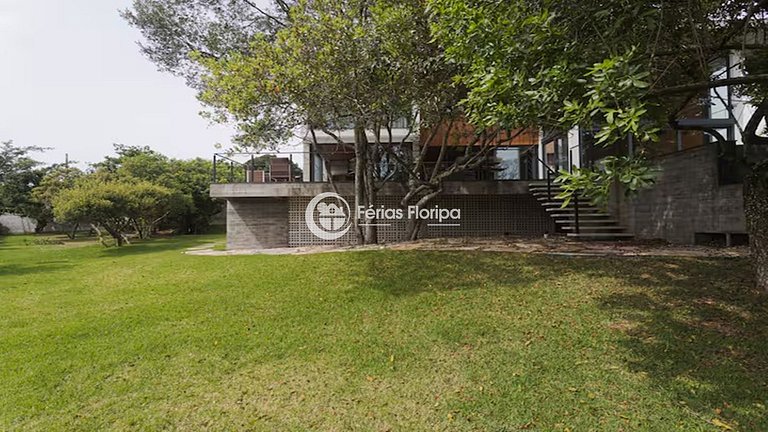 Casa de Alto Padrão com Piscina na Lagoa da Conceição